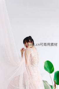 粉色婚纱新娘回眸，优雅浪漫瞬间