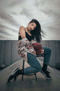 天台写真酷女孩，风中长发随性张扬