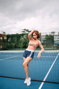 网球场上的活力少女