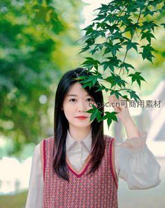 绿叶下的温柔微笑