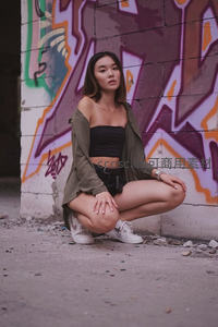 涂鸦墙前的街头女孩