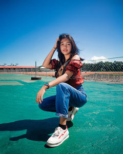 绿茵场上活力四射的青春少女