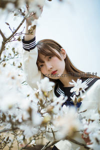 花丛中穿水手服的清纯少女
