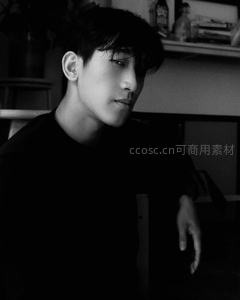 黑白光影中的青年侧影