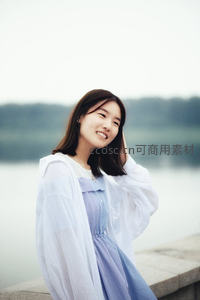 湖畔微笑少女轻抚发丝