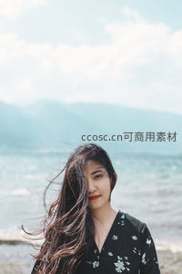 湖畔微风中的优雅女子