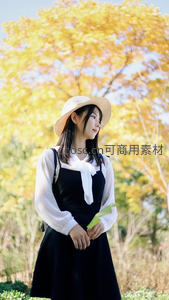 秋日树影下的文艺少女