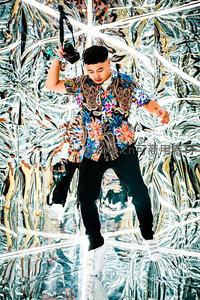 镜面迷宫中的动感舞者