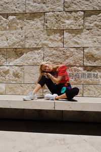 石墙边的休闲时光