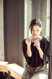 窗边沉思的优雅女子