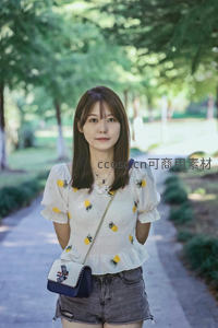 公园小径上的清新少女