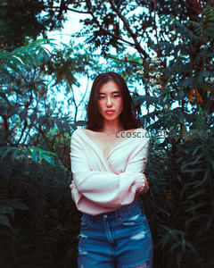 绿植环绕的冷艳美人