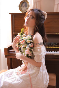 钢琴旁少女怀抱花束，洛丽塔裙装甜美