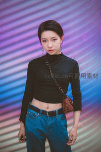 霓虹光影下的酷女孩，时尚街头风范