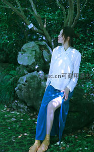 园林深处的静谧美人，光影斑驳如画