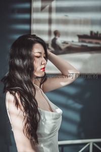 长发女子光影中侧颜凝思