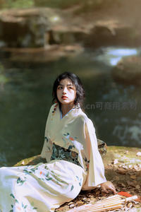 和服少女溪边静坐赏景