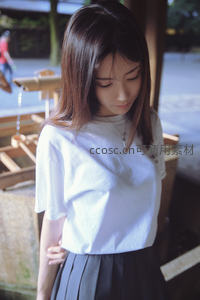 白衣少女神社前低头沉思