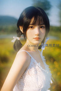 田野间双马尾少女