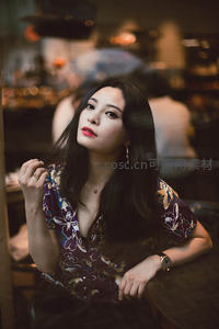 咖啡馆内优雅女子凝视窗外沉思