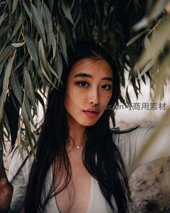 绿叶掩映下清冷美人凝视镜头