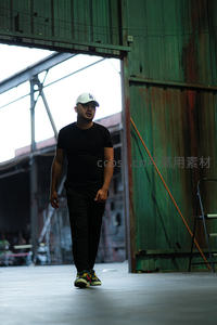 工业风仓库中的沉思男子