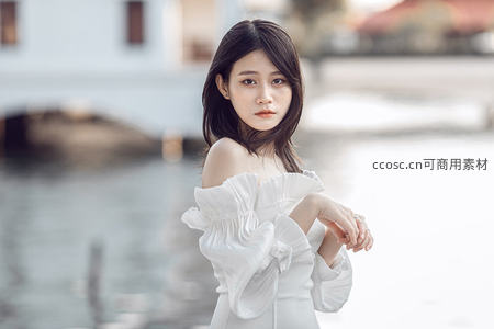 河畔白衣女子凝视镜头