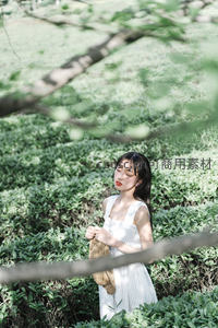 茶园中闭目享受阳光的女子