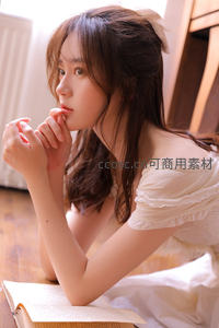 少女捧书沉思，阳光洒落温柔时光