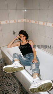 浴缸里的酷女孩，破洞牛仔与白鞋时尚