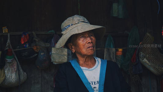 岁月痕迹：戴帽老妇人凝视远方的质朴瞬间