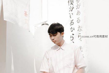日式茶室里的沉思少年，简约背景下的文艺氛围