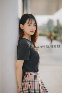 街角倚墙的青春少女