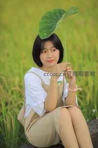 田园少女荷叶遮阳写真