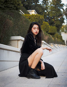 黑衣女子台阶优雅坐姿