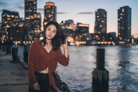 都市夜色中的温柔身影