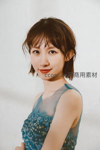 清新蓝裙少女微笑特写