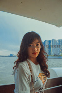 江上船中凝望远方的她