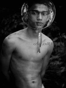 奇幻超现实男子口衔小鱼头顶透明气泡