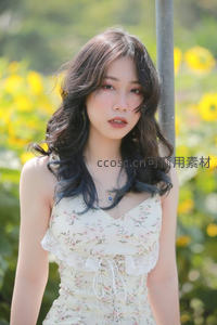 花海中柔美少女回眸一笑