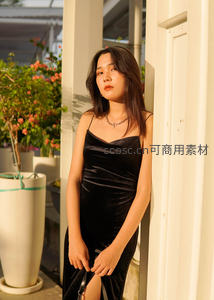 光影门廊下黑裙女子沉静伫立