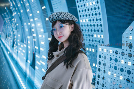 蓝光科技隧道中戴帽微笑的少女