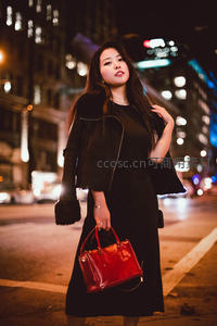 夜色霓虹下优雅女性街拍