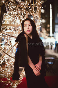 灯海璀璨中的神秘女子