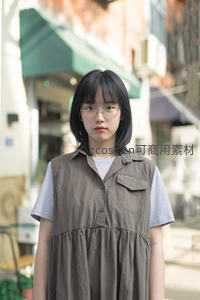 街角少女戴眼镜凝视镜头