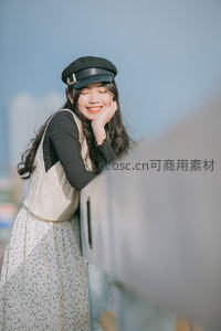 晴空下微笑的甜美女孩