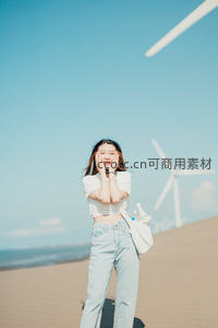 沙滩上的微笑少女与风车