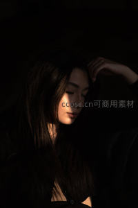 光影中的静谧侧颜