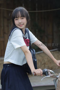 校服少女骑车回眸笑