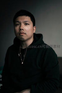 深色连帽衫青年沉思肖像